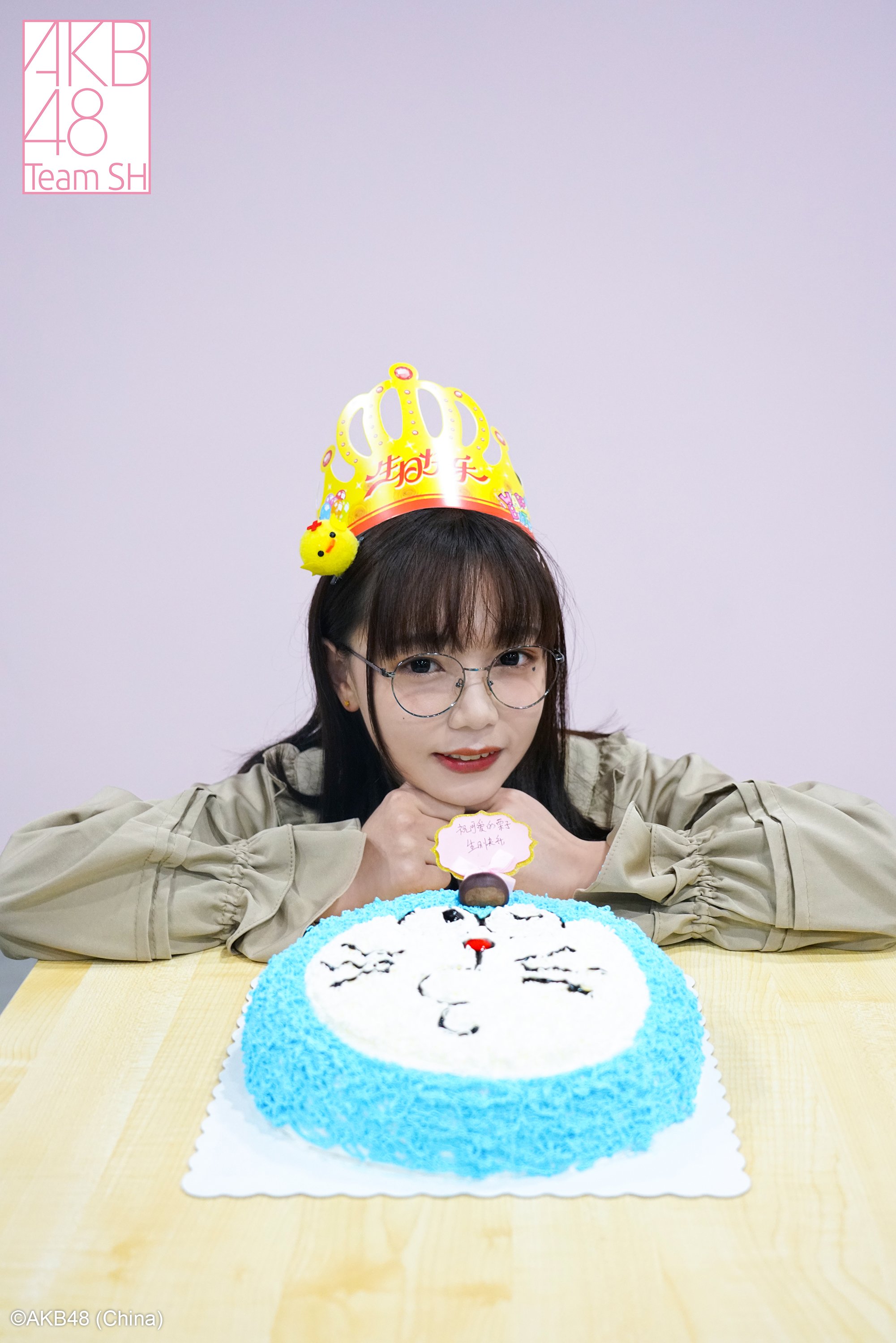 Akb48teamsh 3月份第一个生日的小寿星栗子 沈莹生日快乐 今天的你 每天的你 都可爱一如往常 给大家带来欢乐和感动 再忙碌的日子 成员们也要聚在一起吃蛋糕 给小寿星唱生日歌 这是我们
