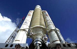 Spyder_Webb's tweet photo. #OnThisDay 2 March 2004 #Ariane5 #Flight158 was launched carrying the @ESA_Rosetta probe &amp; @Philae2014 lander on their 10 year journey to #comet Churyumov-Gerasimenko #67P

Watch the launch on @YouTube: https://t.co/FoUk3cpx3G

#rosetta #space @haya2_jaxa @haya2kun @haya2e_jaxa https://t.co/Z7zT1w9Zx0