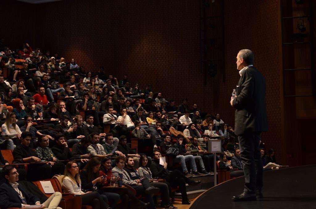 kuekonomi's tweet photo. İbrahim Romano, Türkiye’de M&amp;A pazarının gelişimi ve Ünlü&amp;Co ile ilgili bilgilendirici sunumu ile bizlerleydi. #ye19  #yatırımeğitimi19 #kueconomics #kuekonomi #koçüniversitesi #kocuniversity @UnluCo https://t.co/ptep9PY2rs