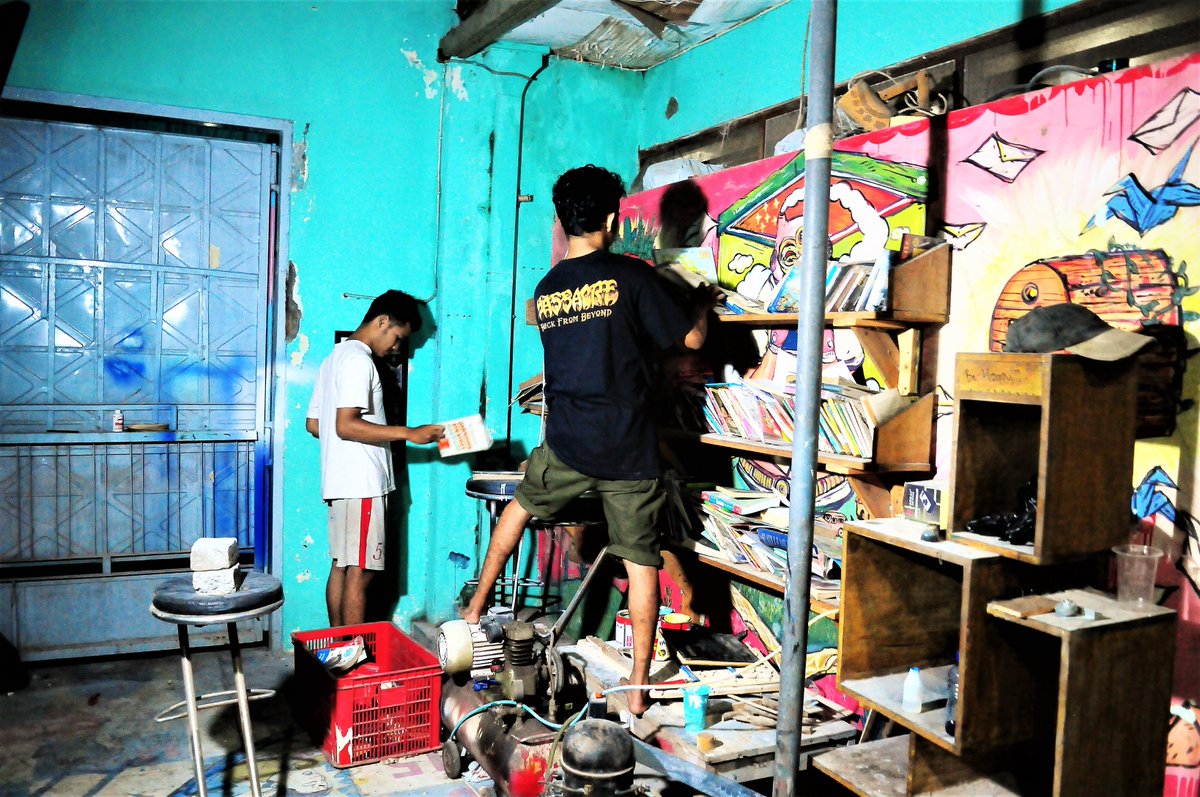 ndoetch's tweet photo. mulai mengosongi rak buku. memilah2 beberapa buku yang bisa di bawa dan buku yang tdk terangkut kami hibahkan kepada para pegiat literasi untuk area soloraya. monggo yg membutuhkan buku2 bisa datang ke rumah baca sangkrah. https://t.co/KToIlfhg2b