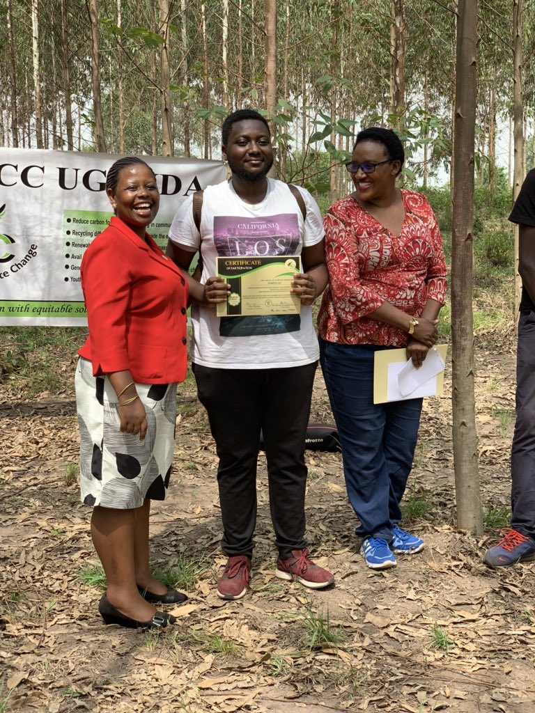 SUSOyouth's tweet photo. The members received certificates of participation from Chief Guest, Rtn Brenda Komugisha Patience.
1st session was great & we canโt wait to see the trees grow๐๐บ๐พ๐
#GreeningUganda #EarthBeatChallenge #Ubuntuinconservation #Environment #SUSO https://t.co/nize09IeCF