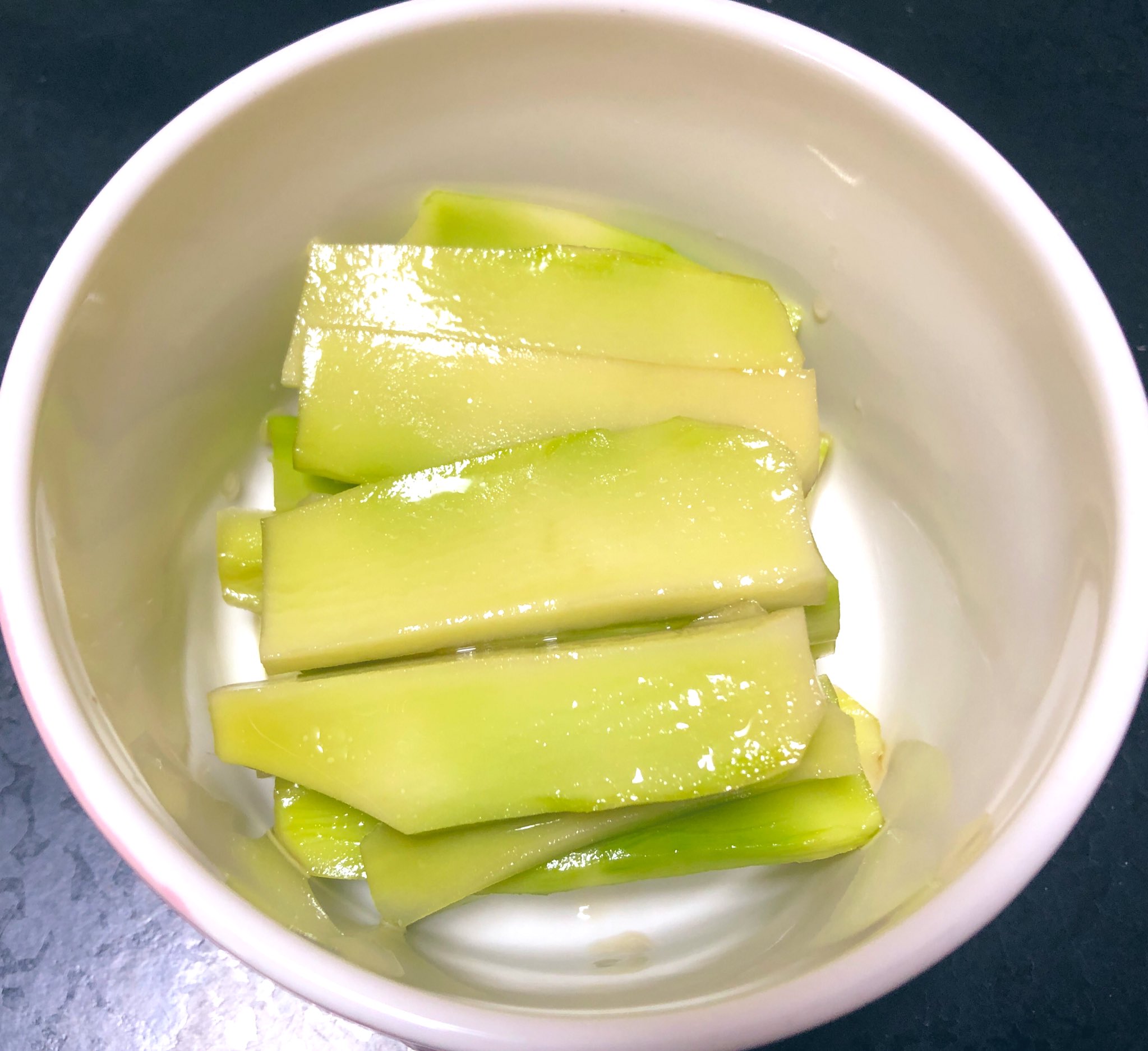 有限会社安井ファーム On Twitter ブロッコリーの茎の浅漬け その1 茎は皮を除き スライスする を白だし または麺つゆ に浸し ごま油を少々垂らす 3時間放置 すごく歯応えの良いおつまみの出来上がり ٩ W و Https T Co
