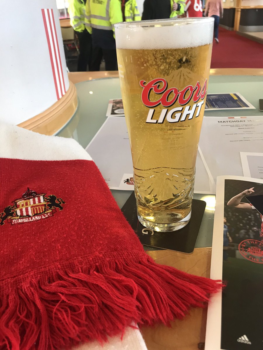 L11G's tweet photo. It’s good to be back and nice to see @stewartdonald3 doing the rounds in the Black Cats Bar 💪🏼⚽️❤️ #TopChairman #HawayTheLads 🔴⚪️🔴⚪️🔴⚪️ https://t.co/c0Pkcp4enr