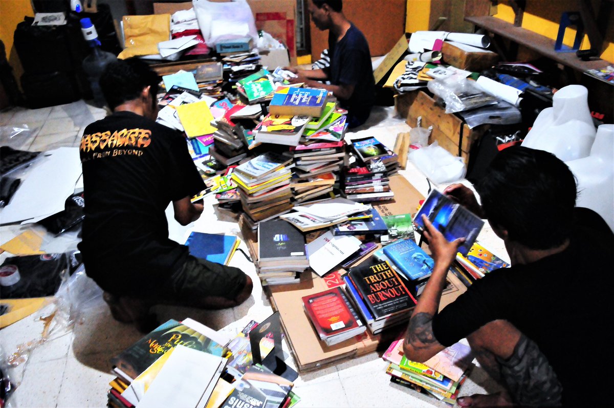 ndoetch's tweet photo. mulai mengosongi rak buku. memilah2 beberapa buku yang bisa di bawa dan buku yang tdk terangkut kami hibahkan kepada para pegiat literasi untuk area soloraya. monggo yg membutuhkan buku2 bisa datang ke rumah baca sangkrah. https://t.co/KToIlfhg2b
