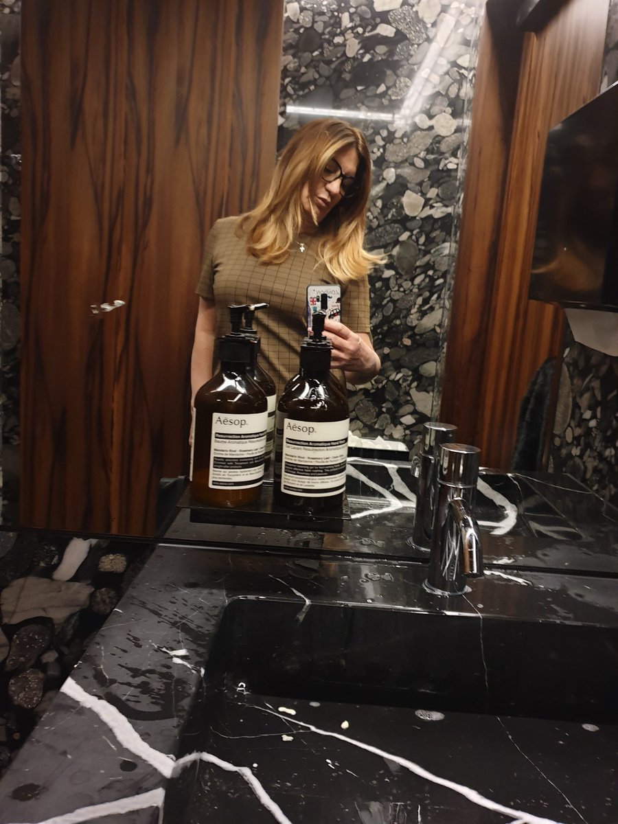 LindaLeva's tweet photo. Figo sto bagno #blackandwhite #Zurich #bahnofstrasse #bar45 https://t.co/WLcoQpYtGr