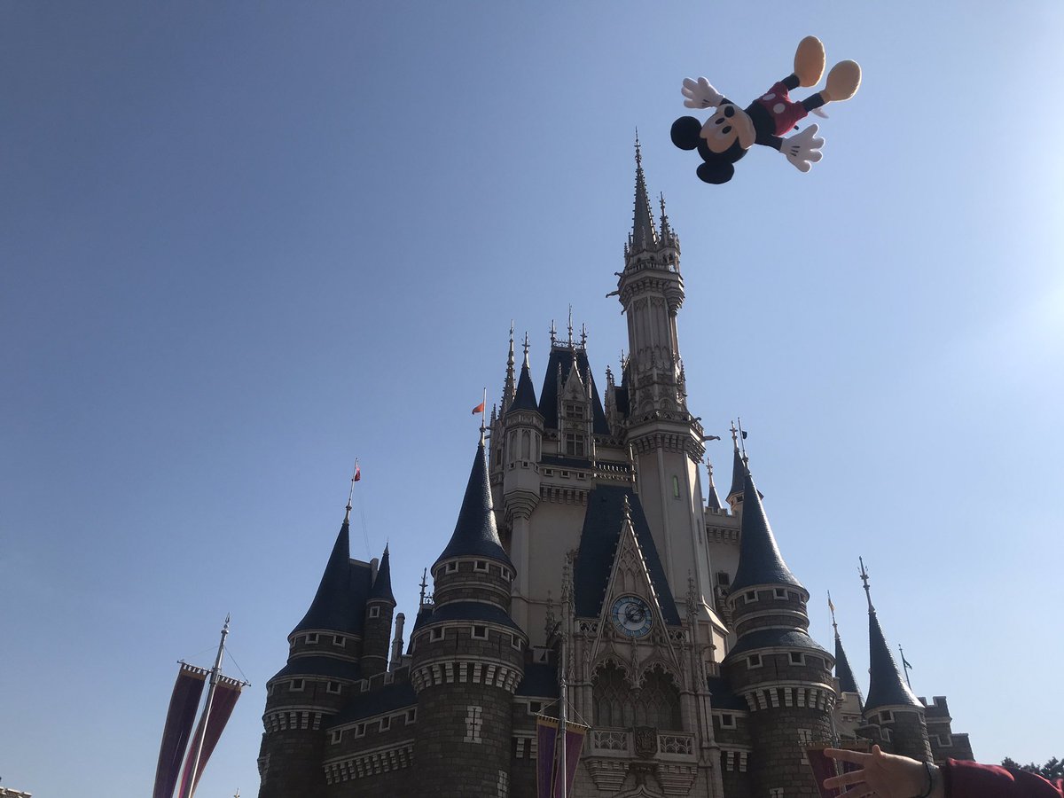 maa___yuu's tweet photo. ディズニーランド楽しかったです。ひとまずこちらが空地浮遊ミッキーです。か、わ、い、い！笑笑💓🌈😳 https://t.co/U1KrQgKfVo