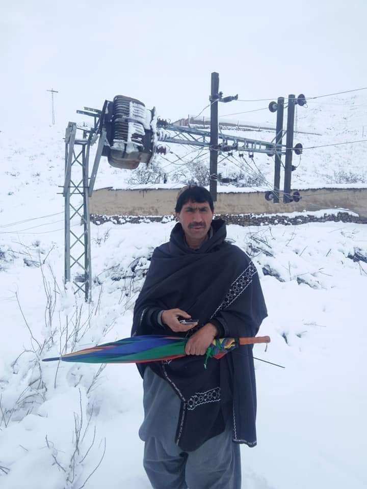 Mirwaiskk's tweet photo. د زیارت غوڅکۍ ښار کښي اولسي کار پارکنګ د بجلي کمبې او لوي درخته د را پریوتلې تاسو سره ئې عکسونه شریکوم. د ورښت له کبله امکان لري چي نور هم زیان ورسیږي.
#ZiaratSnowfall https://t.co/hQ9MrLHeZ3