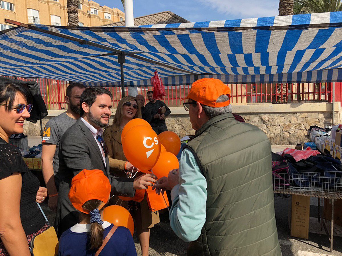 CaballeroElche's tweet photo. @eva_crisol @sanjoselx @Cs_Elche @SempereElcheCs @PazGallud @CsCValenciana @mcevoy_elx @emilianorodrigz @93follonero @Cs_Alicante Sin lugar a dudas! Hablando con cientos de vecinos del barrio que nos han trasladado sus propuestas. 
#ElcheCiudadano 🍊 https://t.co/XLiny1Yzgx