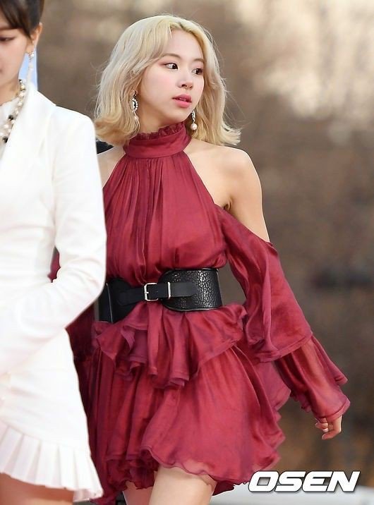 kpopics__'s tweet photo. @chaeypics long black hair, messy hair, short blonde hair and pigtails 🥺🥺 how can she be so pretty :(((((( 💘💘💘💘💘 https://t.co/sXGpVlkmqM