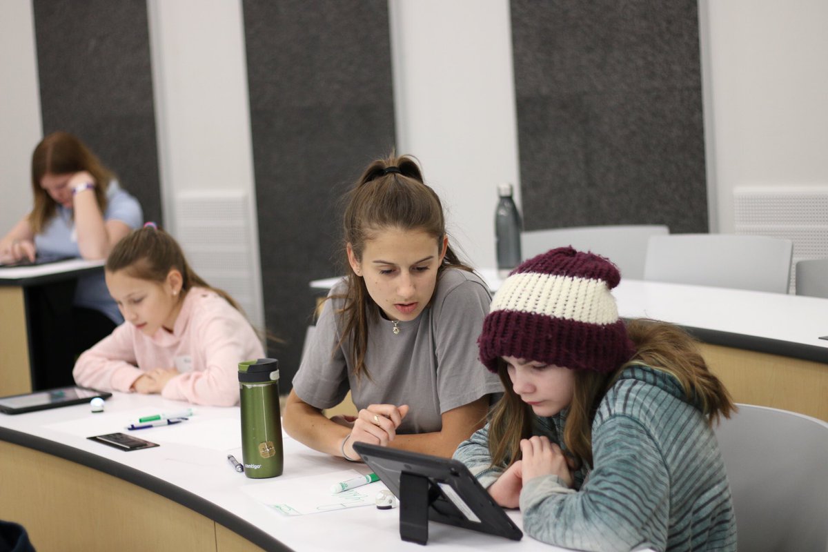 westernuEng's tweet image. Today we’re exploring code with @Ozobot and Vibrobots #gocodegirl @ONWiE_