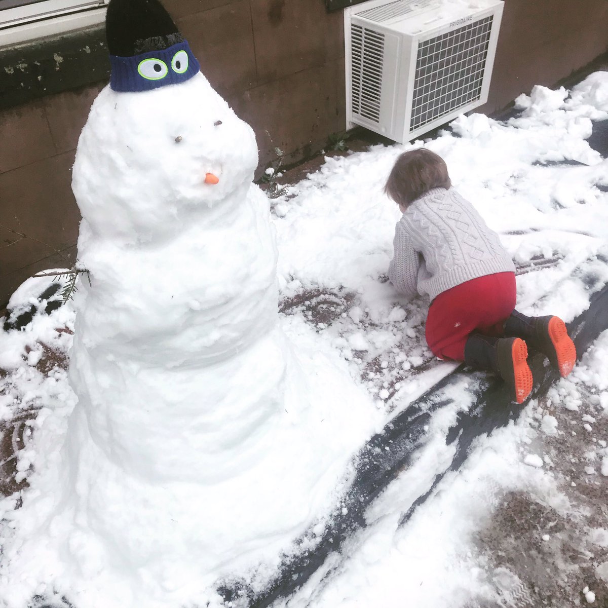 stinkIAM's tweet photo. First #snowman for #humanbrother https://t.co/w6ivfOncMO