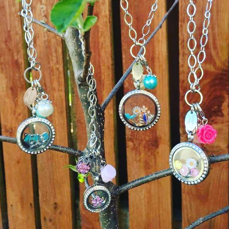 carus_emma's tweet photo. Stack your own chain!
Mix and match 
Add a locket
The stacking chain is 34”, it's chunkier, it's 17" drop. 
The dangles come in 3 styles (pearl, rose &amp; glitter) and colours (teal, hot pink, pale pink, white, yellow, purple, lilac, cream, black, red)
#lavishlocketswithemma https://t.co/m9FkEXKRZm