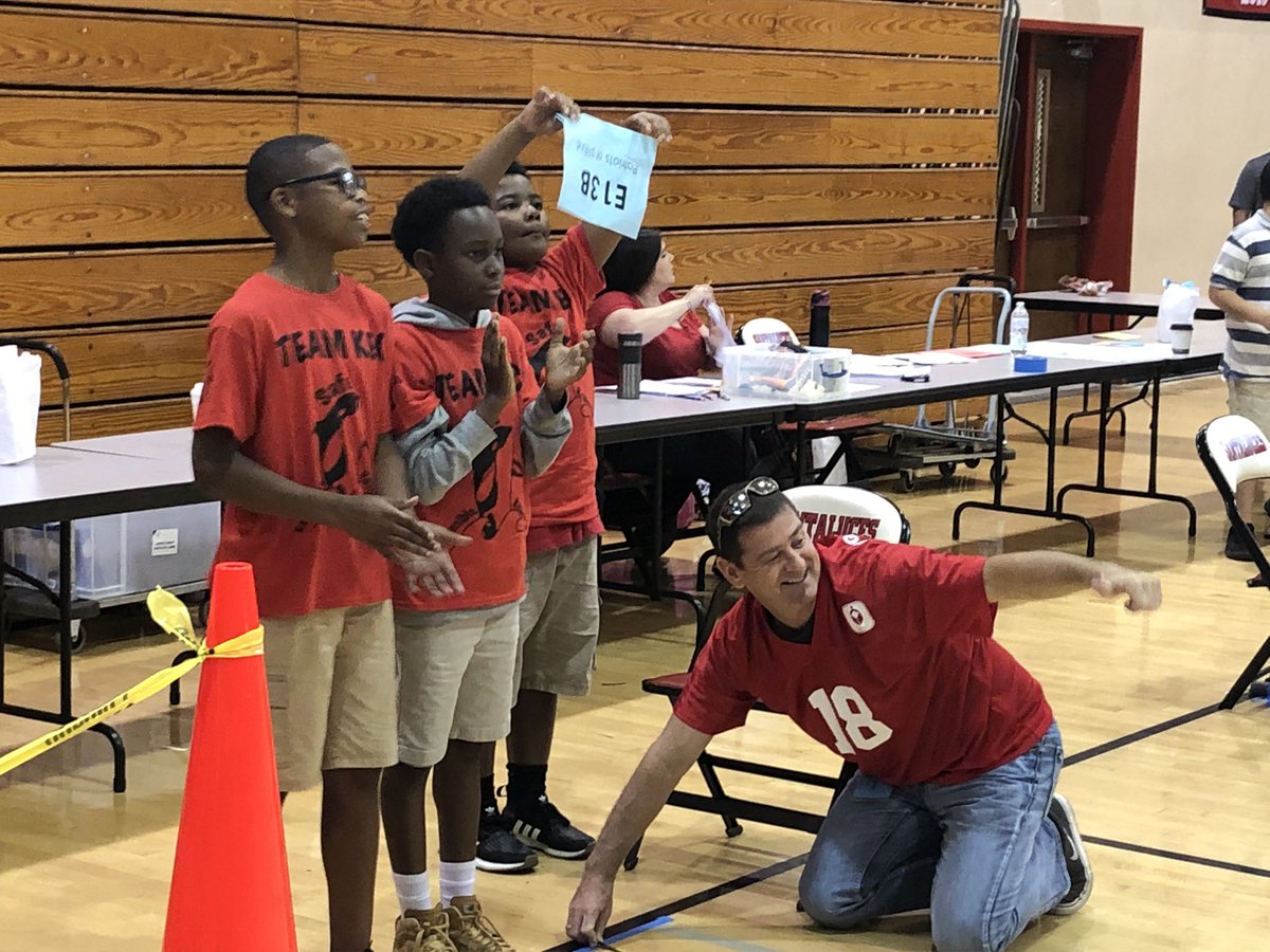 Diana__Snider's tweet photo. Awesome volunteers working banners & mousetrap cars #pbcsecme @pbcsd Elem Olympiad! @DianaFedderman @PBCSDScience @PirateScience @561Sdpbc https://t.co/9Jfm4YEbnx