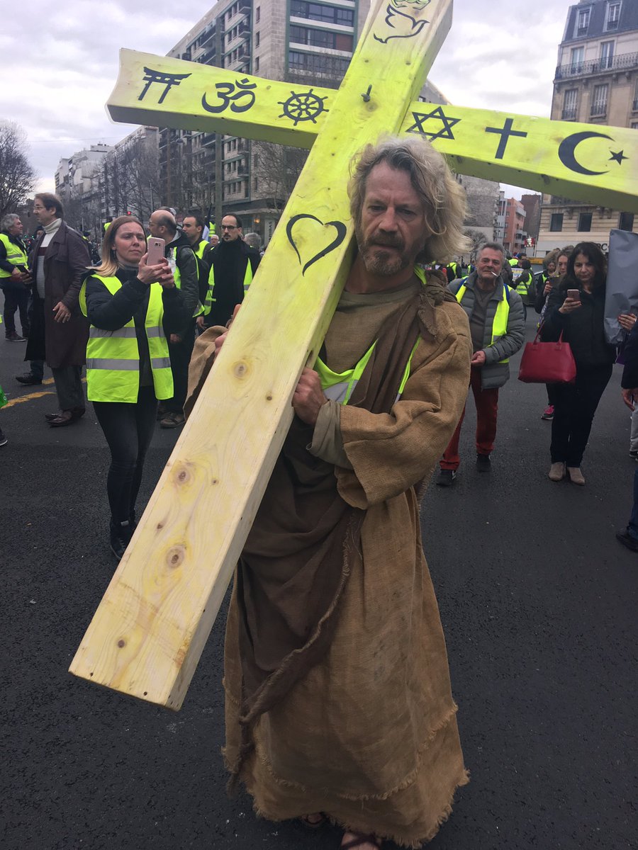 Nadège Abderrazak en Twitter: "Ce gilet jaune déguisé en Jésus défile dans  le cortège avec une croix de plus de 30 kilos #acteXVI #paris… "