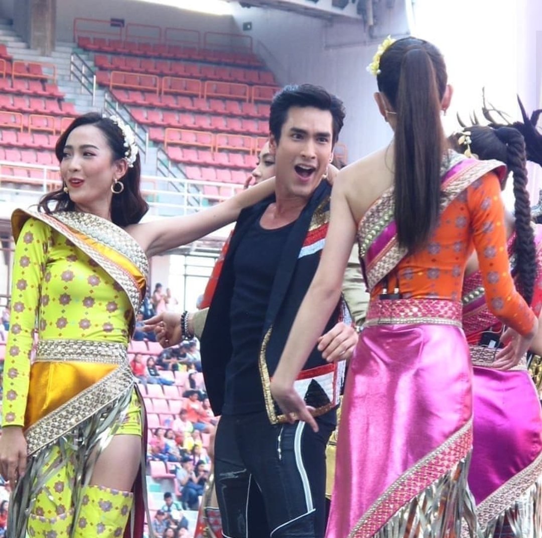 Other ladies were touching him but he chose HER  And that hug was not in the rehearsal, it was unscripted, totally  #ณเดชน์ญาญ่า  #49ปีช่อง3งานวัดคาร์นิว้าว  #nadechyaya