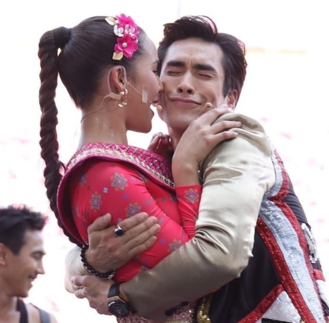 Other ladies were touching him but he chose HER  And that hug was not in the rehearsal, it was unscripted, totally  #ณเดชน์ญาญ่า  #49ปีช่อง3งานวัดคาร์นิว้าว  #nadechyaya