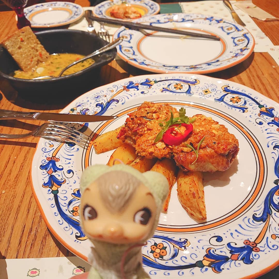miesu10's tweet photo. 澳門で食べたポルトガル料理 2枚目のアフリカンチキンが有名だけど、アフリカンチキン奥にある(写真撮り忘れた)エビスープみたいな料理が1番美味だった(*´ω`*) #ギャラクシーマカオ #GOSUTO #マカオレストラン #澳門 #マカオ #ポルトガル料理 #マカオ料理 #GalaxyMacau #ぬい撮り https://t.co/aTfQ269yrv