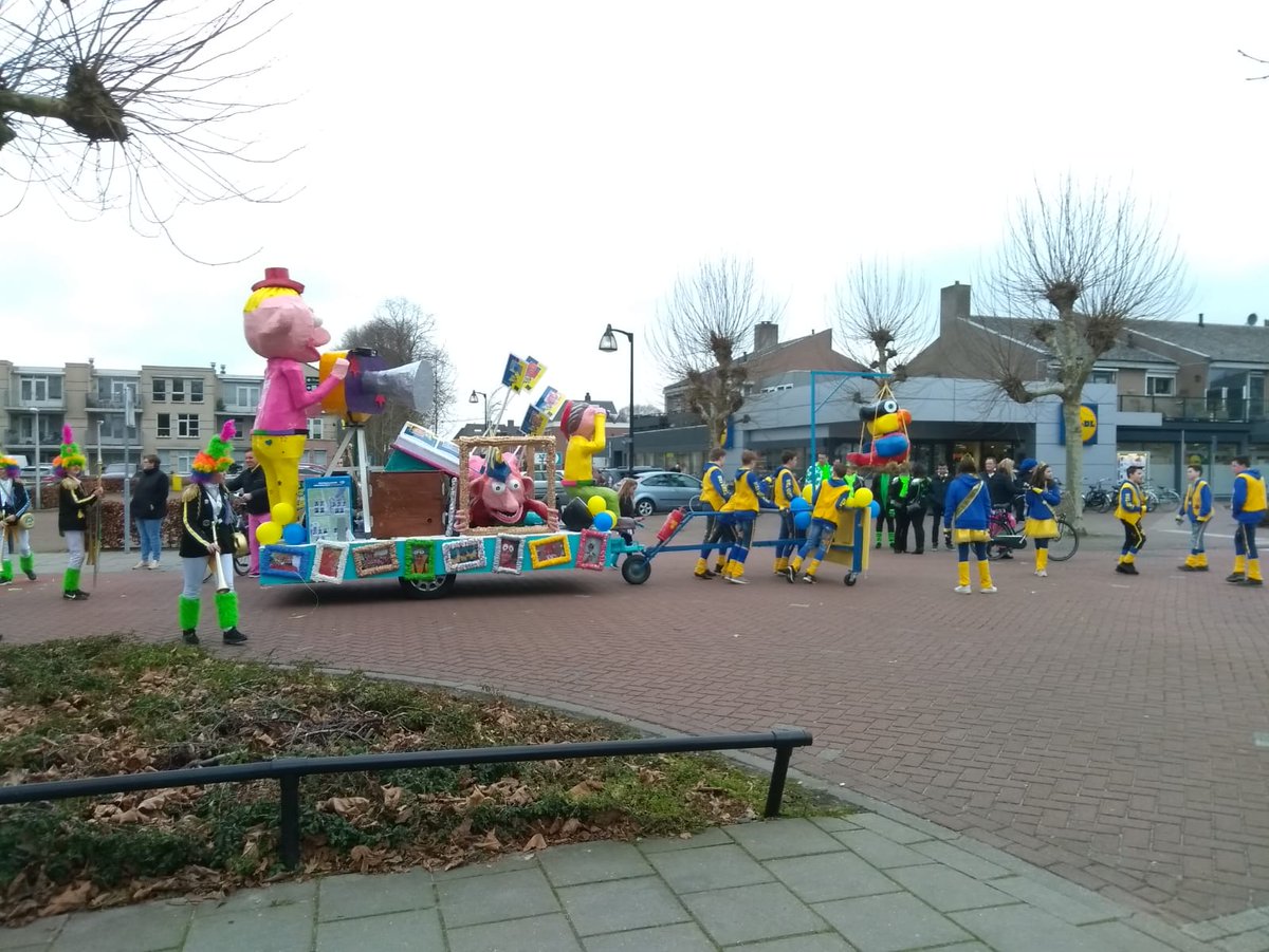 Veel kleur in de jeugdoptocht in Heesch, chapeau!!