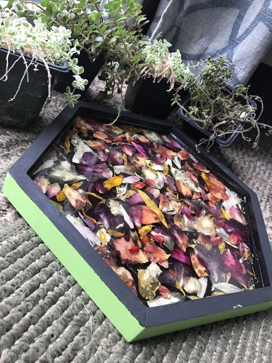 HannaLilboop's tweet image. “Field of flowers” is held close to my soul💕

This tray is just shy of 11 inches across 
(6x6x6) 
Deconstructed flowers show that beauty goes deeper than the surface🌼

DM to claim this pretty hexagon tray!