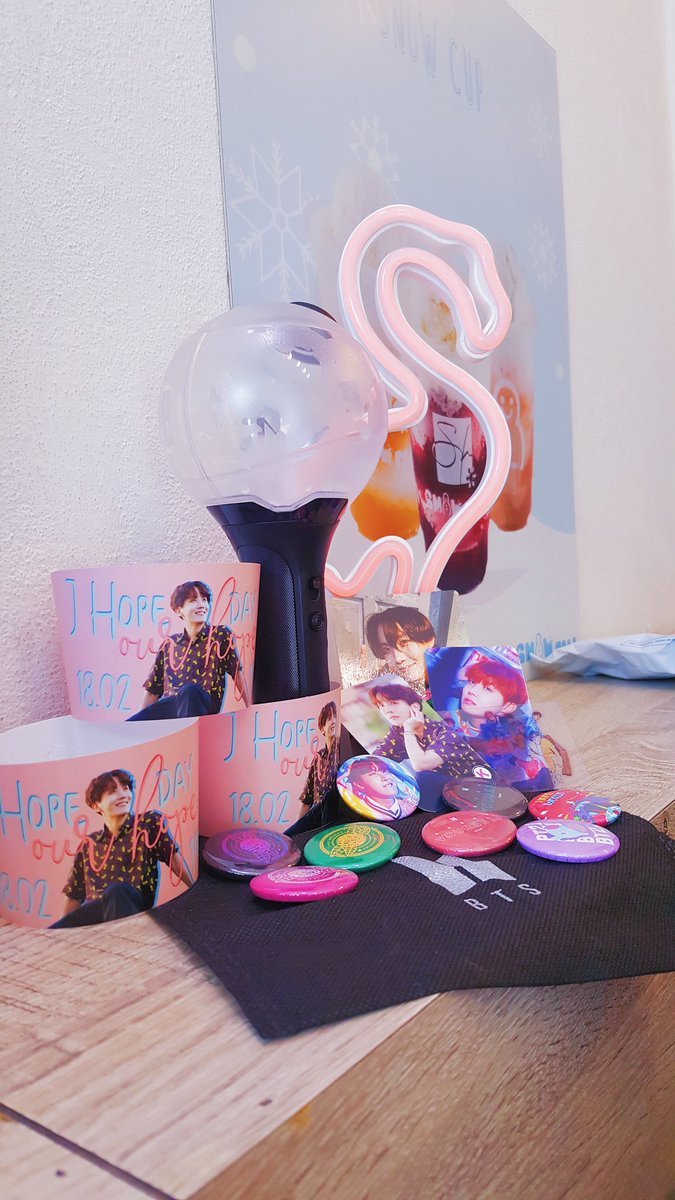 TheRisingBTS's tweet photo. Hoje é dia do #Jhope na Snow Fall do Bom Retiro em SP ❤ Venha prestigiar nosso solzinho no Cupsleeve Event do @sayknews ☀️🌹
.
#BTS #방탄소년단 https://t.co/sajq6ZftJU