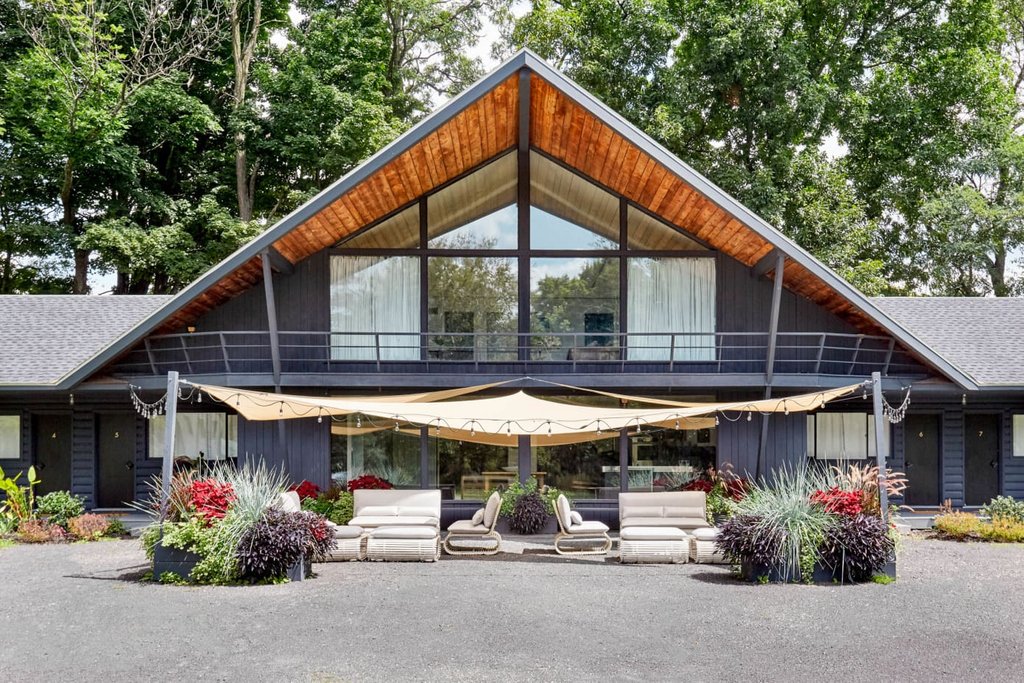 This #interiordesigner transformed a 1960s woodsy #Aframe into a cozy #hotel lodge—check it out!
bit.ly/2VjeWu5
∙
PC📷: <a href="/RikkiSnyder/">Rikki Snyder</a>