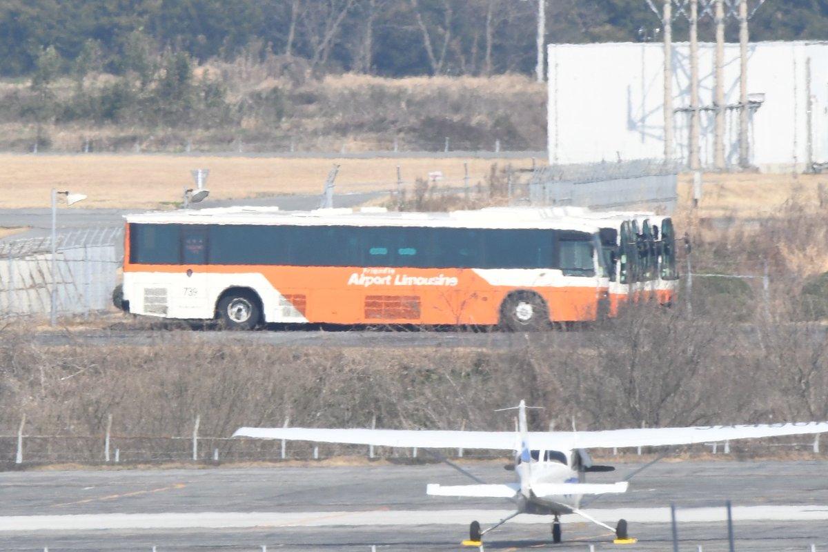 ひろっくす Kmjにも東京空港交通塗装のリムジンバスが居ますよ 早く稼働している姿を見てみたいですね ちなみに余談ですが このバスを受け取った九州産交バスの子会社 産交バス 運行の あまくさ号 にも 元東京空港交通の車両 956号車 が居たりし ひろっくす Kmjにも東京空港交通塗装のリムジンバスが居ますよ 早く稼働している姿を見てみたいですね ちなみに余談ですが このバスを受け取った九州産交バスの子会社 産交バス 運行の あまくさ号 にも 元東京空港交通の車両 956号車 が居たりし