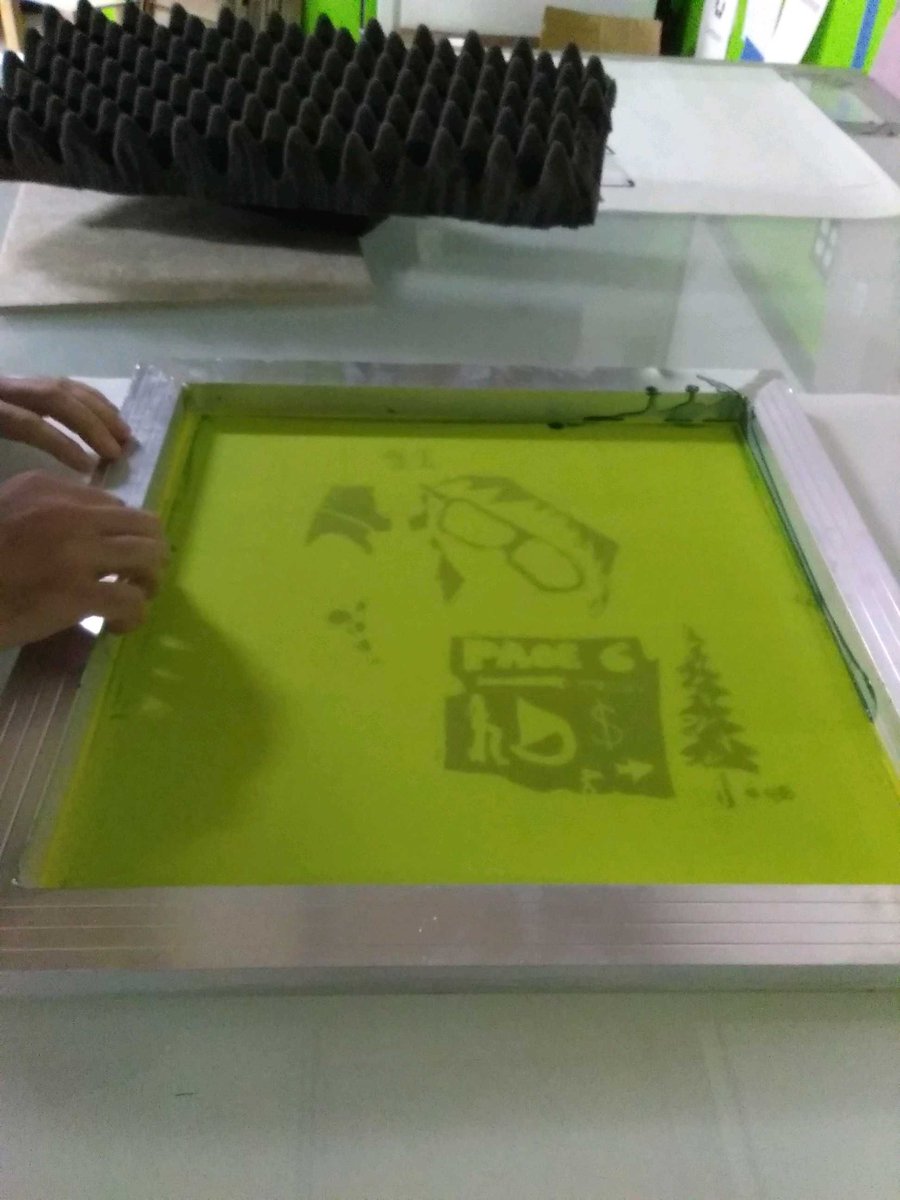 RCLPeoria's tweet photo. A quick screenprinting class using the light table to burn screens by RCL member Jay Babin #rclmakes #rclpeoria #makersgonnamake https://t.co/XSo30cgM0U
