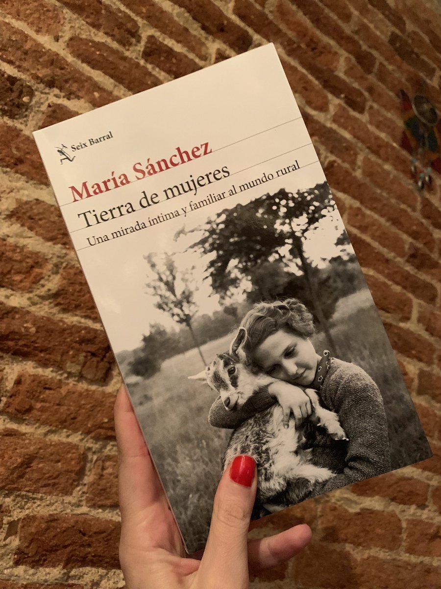 lhermoso_'s tweet photo. Este libro es muy especial. Es memoria, escritura, son raíces, es una vindicación del medio rural. 
Y una reivindicación de las mujeres que habitan en la sombra con las manos ásperas, llenas de callos tras años de trabajo invisible en el campo. https://t.co/EX9vivjNqK
