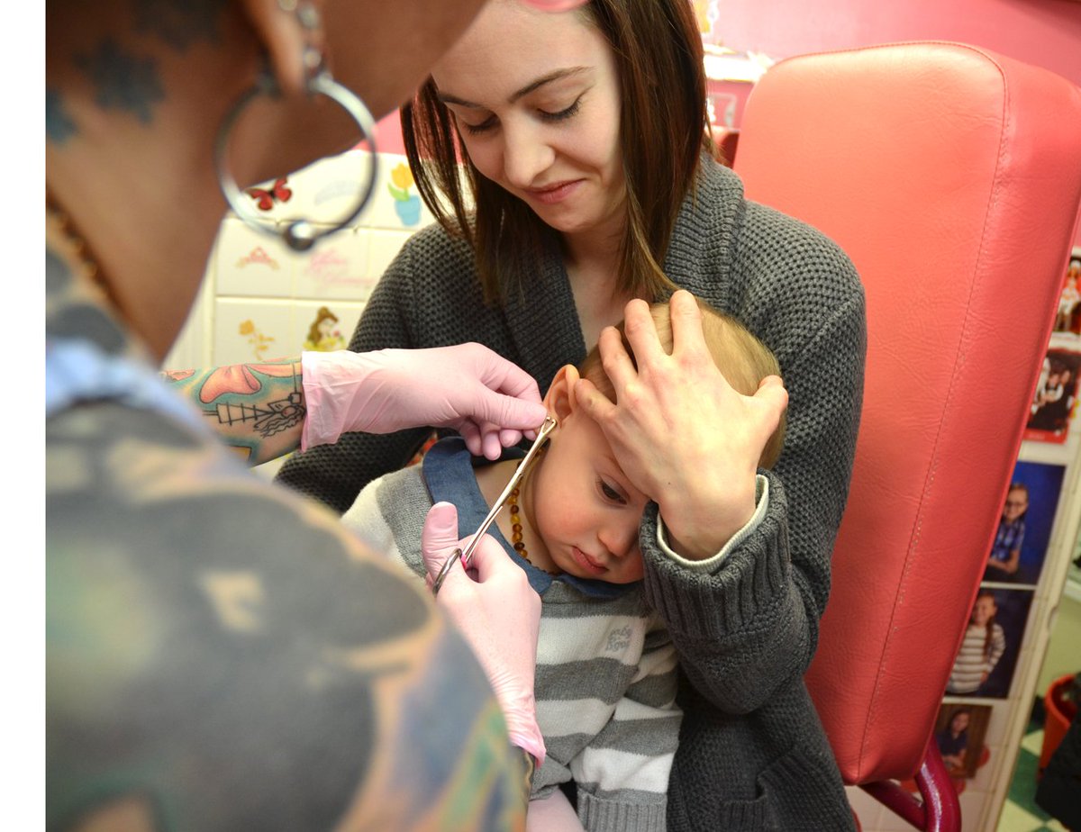 SkinDTattoo's tweet photo. here is Claire #clamping a little ones ear for her #piercing #pinkgloves #pinkroom #pinkprincessroom #princessroom #corydon #littleitaly #infantearpiercing #winnipegmoms #momsofwinnipeg #babyearpiercing #skindimensions #piercingbyclairebeland #byappointmentonly #callahead https://t.co/awcOCVuylC