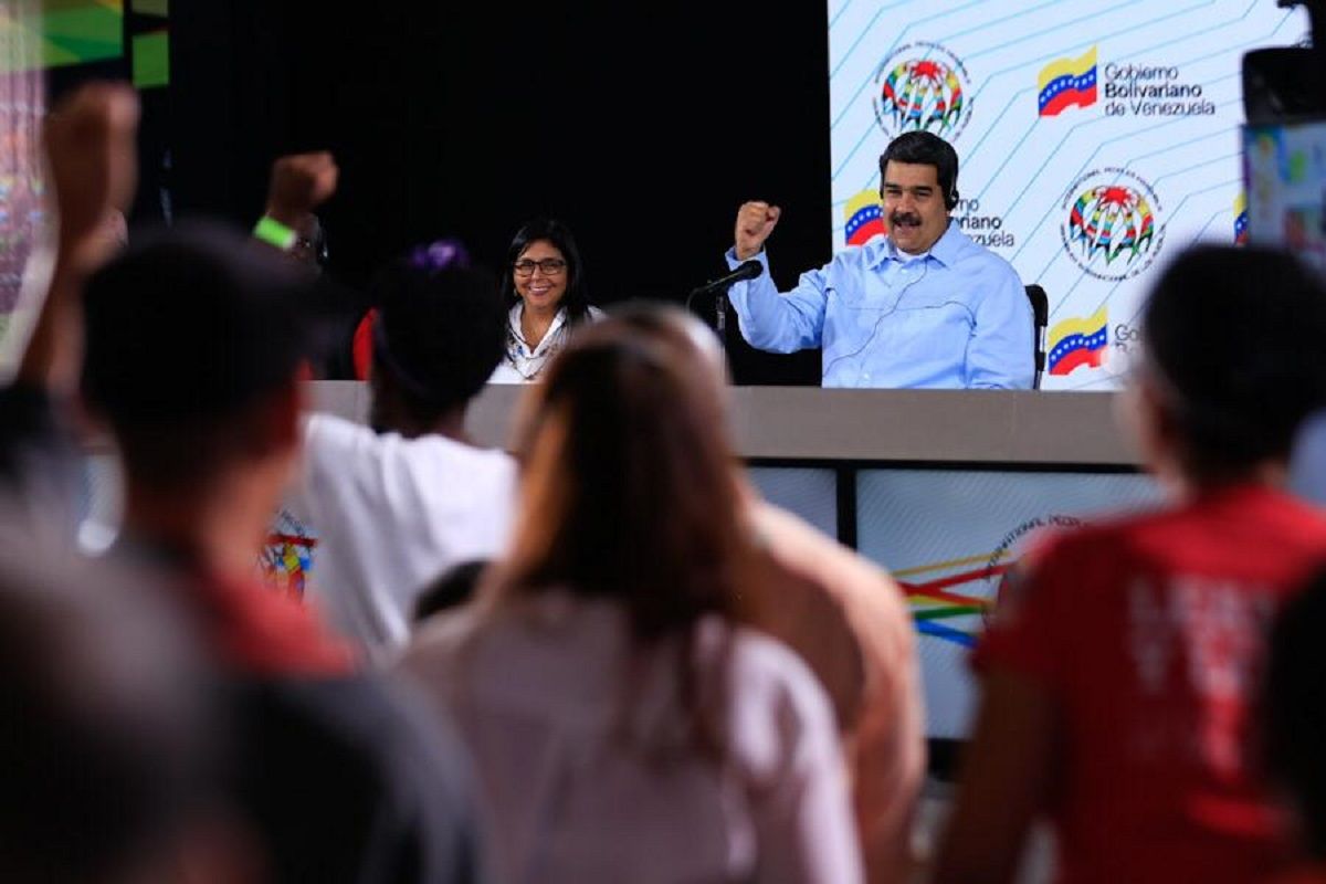 VTVcanal8's tweet image. Jefe de Estado: Venezuela sigue enfrentando con coraje y rebeldía ataques imperiales buff.ly/2UinAJ8

#CarnavalesFelices2019