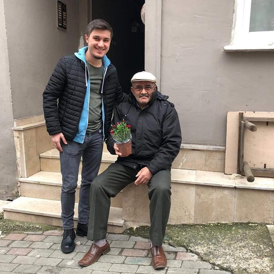 Akgenc_ayazaga's tweet photo. Ak Parti Ayazağa Gençlik Kolları ve AK Parti Sarıyer Meclis Üyesi Adayı Sn.Tolga Savun ile Ayazağa Mahallemizde Doğum Günü Olan Mahalle Sakinlerimizin Doğum Günlerini Kutlayip Esnaf Ziyaretleri Gerçekleştirdik .
#akgencayazaga
#durmakyokyoladevam https://t.co/5BbB0dc7dA