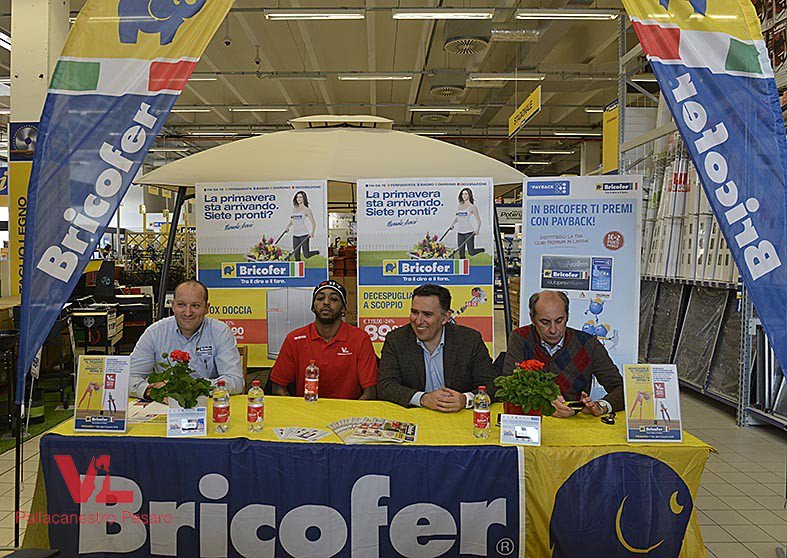 "Voglio vincere, non vedo l'ora di scendere in campo" 🏀😎💪
Le prime parole in ⚪️🔴 di Mark Lyons nella conferenza stampa di presentazione al <a href="/Bricofer/">Bricofer Italia</a> Pesaro! 🎙️
👉goo.gl/sJDTVn
#spallaAspalla #WelcomeMark #PesaroBrescia