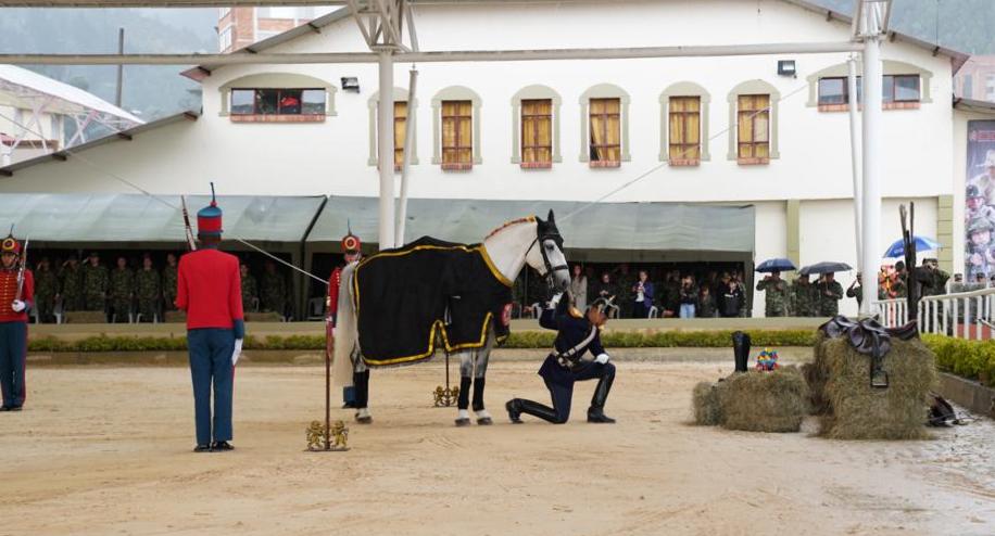 ejercito_cedoc's tweet photo. #AEstaHora en la #ESCEQ, con la presencia del @COMANDANTE_EJC, se da inicio al lanzamiento oficial del Bicentenario del @COL_EJERCITO y a la entrega de la obra "Puerta de la Victoria" del artista Mickael Obrenovitch, en reconocimiento a la misión de nuestros #HéroesBicentenarios. https://t.co/Ei6n9o7aHy