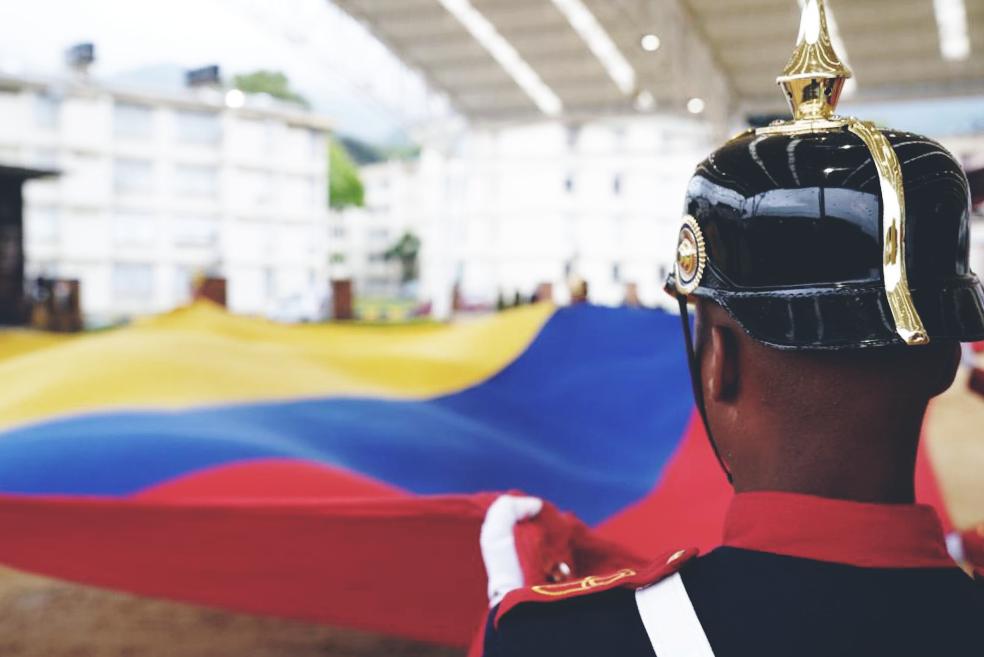 ejercito_cedoc's tweet photo. #AEstaHora en la #ESCEQ, con la presencia del @COMANDANTE_EJC, se da inicio al lanzamiento oficial del Bicentenario del @COL_EJERCITO y a la entrega de la obra "Puerta de la Victoria" del artista Mickael Obrenovitch, en reconocimiento a la misión de nuestros #HéroesBicentenarios. https://t.co/Ei6n9o7aHy