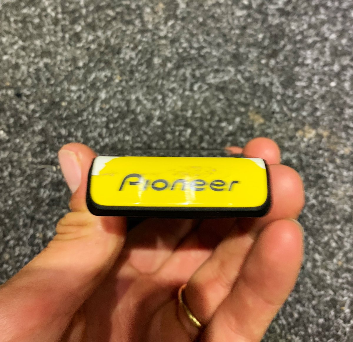 Lost my @pioneercyclo device on the Haaghoek cobbles today. Somewhere in the middle of the section on the left side. A signed jersey for the finders keeper!
Fietscomputer verloren op de Haaghoek. In het midden aan de linkse kant. Een gesigneerd truitje voor de eerlijke vinder!