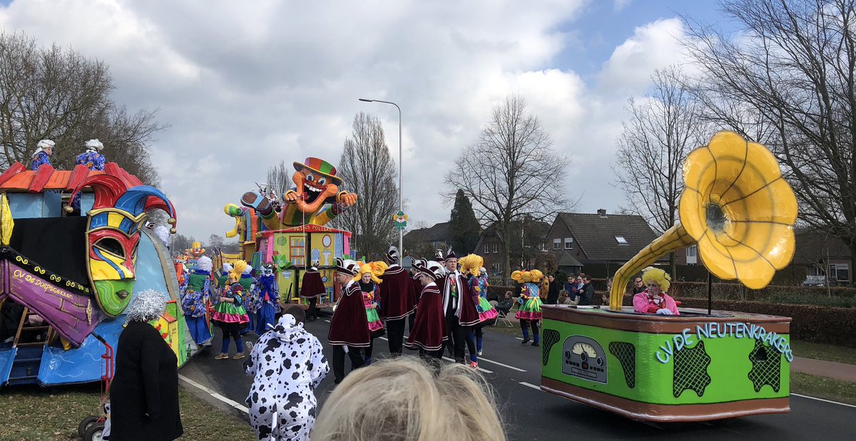 jos_penninx's tweet photo. Prachtige en ook zeer gezellige carnavalsoptocht van CV de Neutekrakers in Klarenbeek. Indrukwekkend bewegende wagens in mooie kleuren en met veel mooie loopgroepen. Kijk dus naar compilatie Omroep Gelderland! https://t.co/5hqYGqdWEn