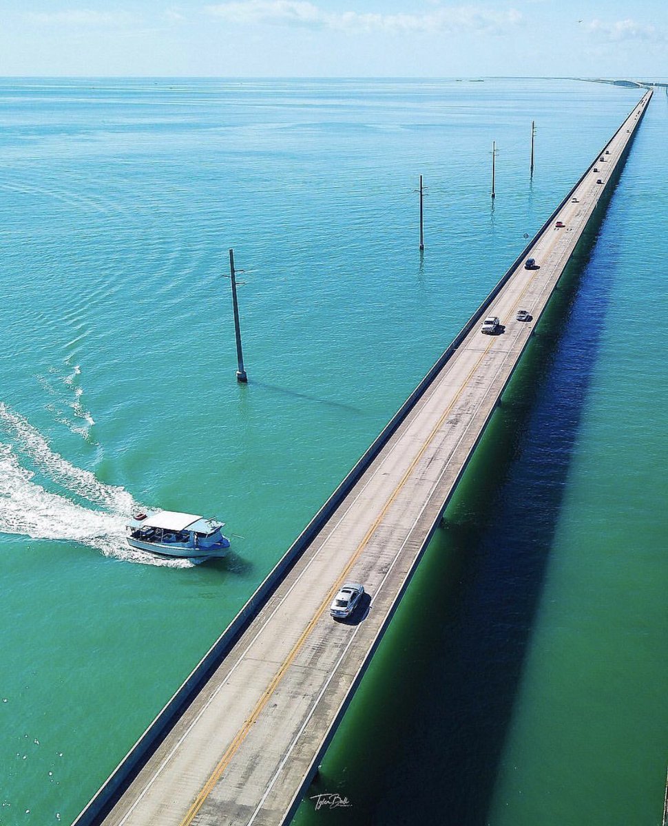 thefloridakeys's tweet photo. No trip to the #FloridaKeys is complete without driving over the 7 Mile Bridge! RT if you agree! 📷: @T_Balll https://t.co/8VmThpGfyG