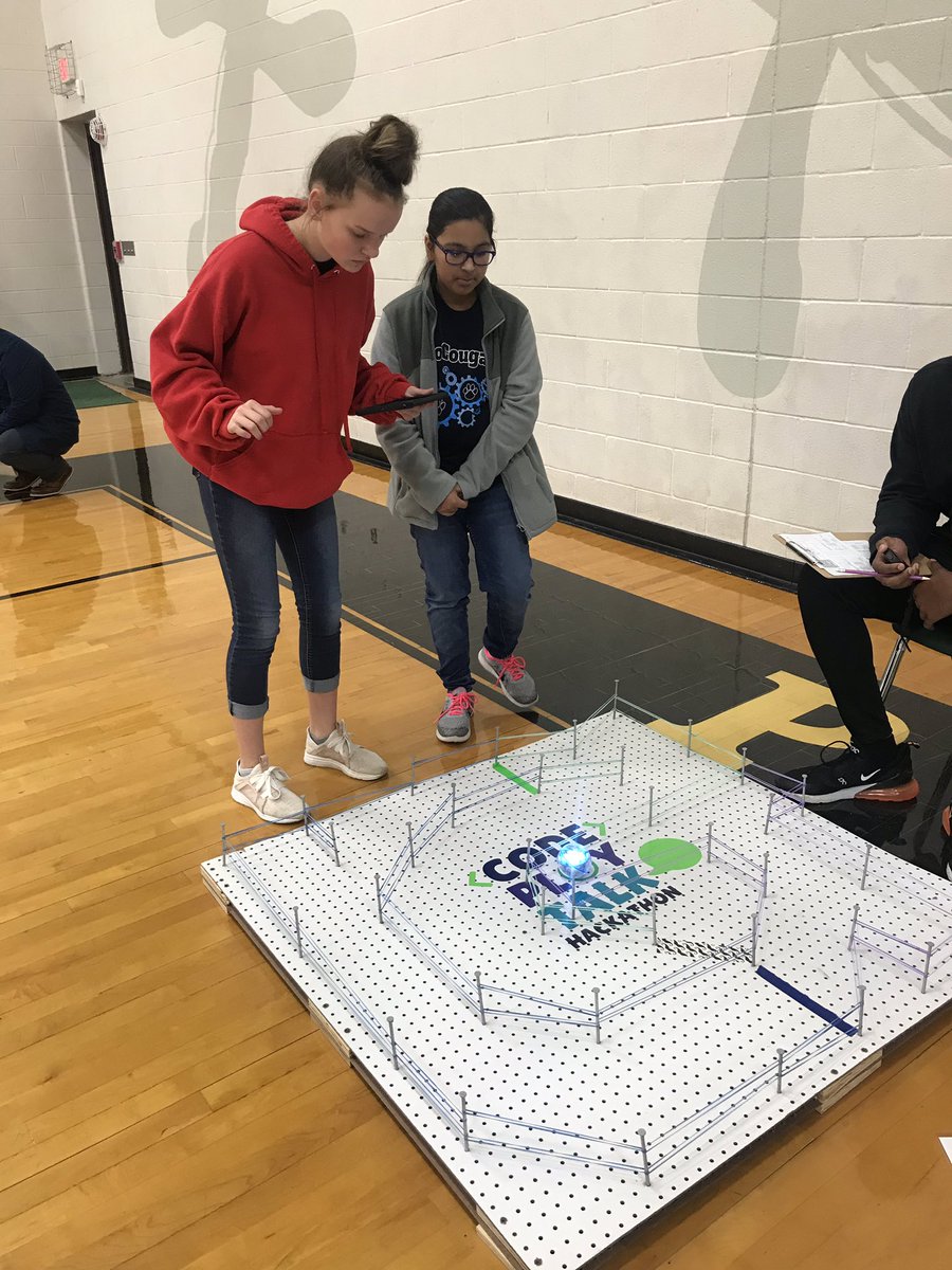Mehoman15's tweet photo. CougarHackers are having a blast at Hackathon!!! #KMSBetheBest #hackathon2019 https://t.co/ov9rvosXyN