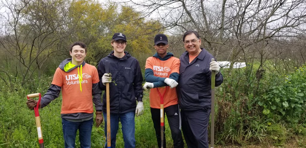 StudentsAtUTSA's tweet photo. 🔶🔷 Thanks to @UTSAvolunteers and #VPSASamGonzales that formed a shovel brigade at Mitchell Lake for #UTSADayofService https://t.co/BwSz50vXmR