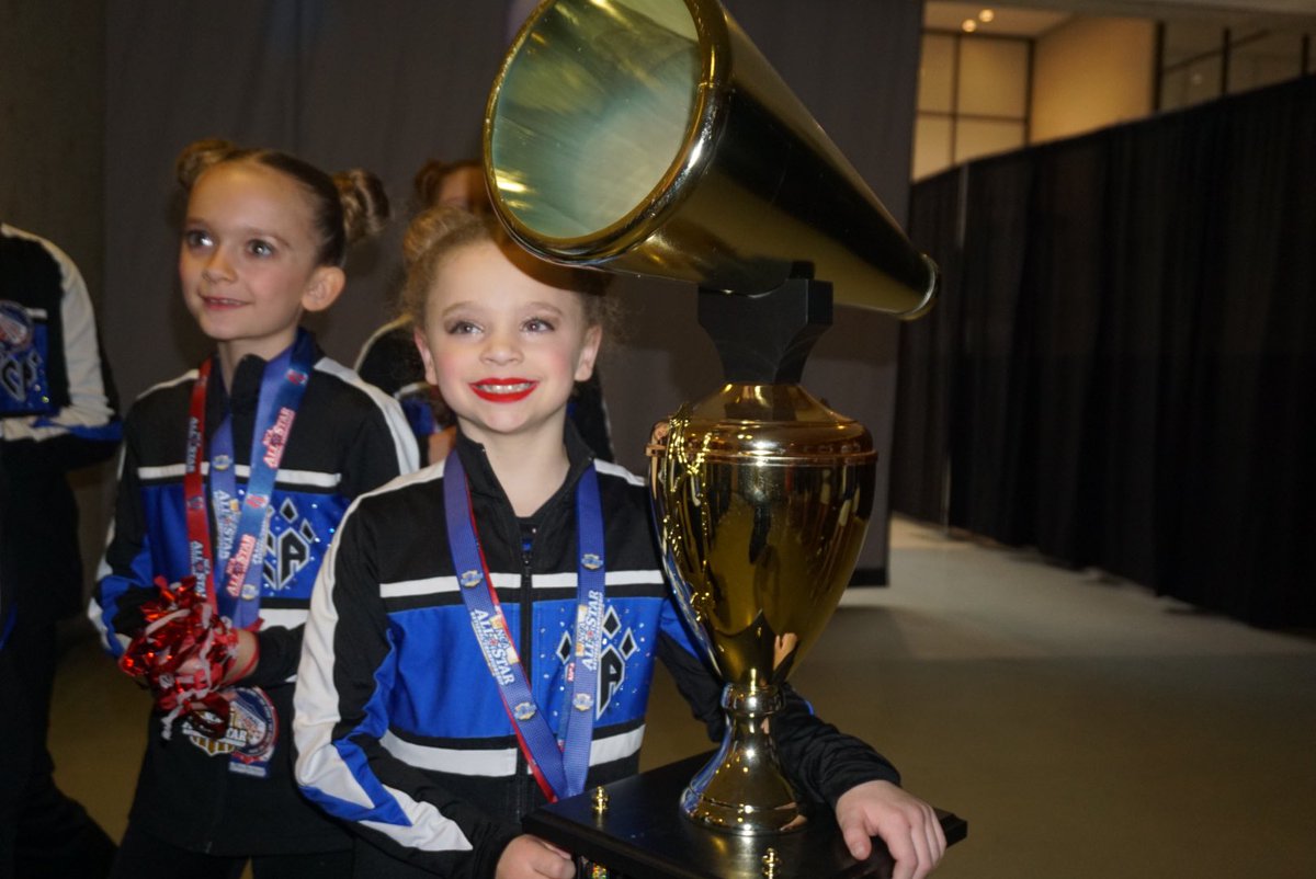 CA_KittyKatz's tweet photo. Your 2019 Medium Youth Level 1 National Champions 😻 #NCANationals2019 #TheWorkIsWorthIt #backtobacktobacktobacktobacktoback💙🎉🥇🏆☝🏻 https://t.co/7Q278K5wuw