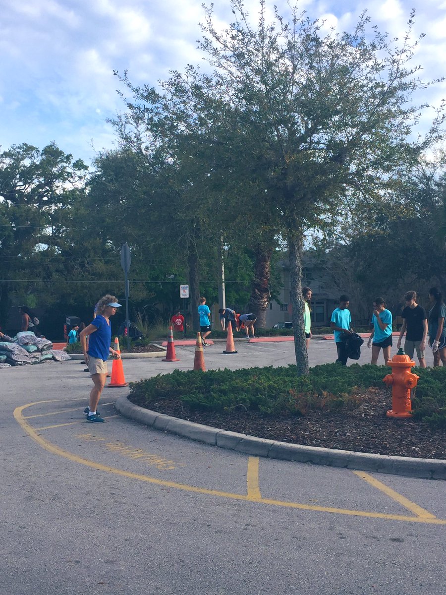 drboyer_ocps's tweet photo. Such a beautiful day for Green Up Boone! Blown away by all of the students &amp; staff who showed up for the event!! Also super cool to be on the route for the Orlando Half Marathon! Students cheered on the runners as they went bye! https://t.co/7d1xjAaRHa