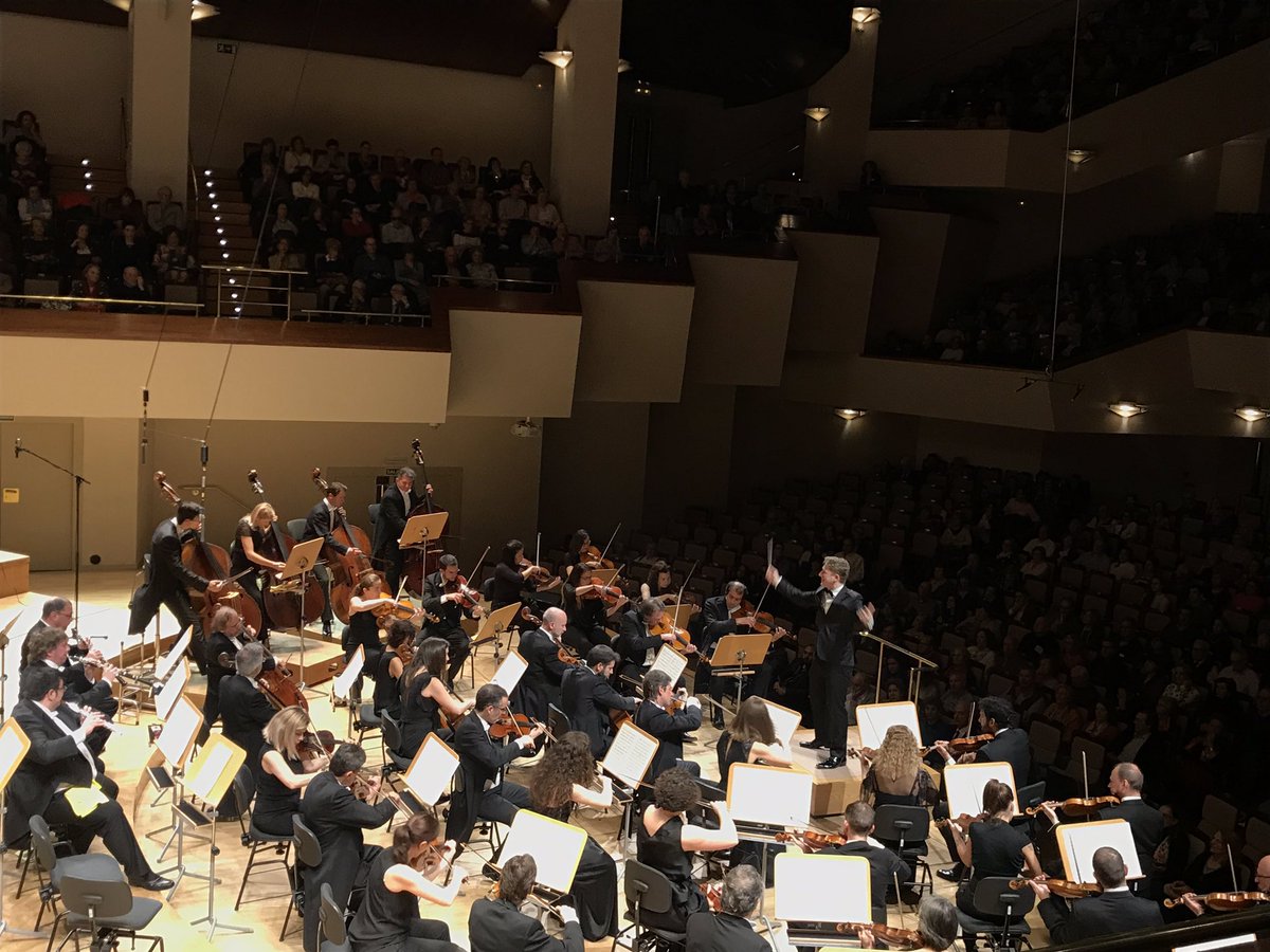 ocnesp's tweet photo. Del vitalismo del concierto rumano de #Ligeti al apasionado y complejo concierto para violín en manos del gran #Tetzlaff. #Weilerstein nos ha aconsejado disfrutarlo como obra pictórica, un Pollock hecho música. Para acabar la Sinfonía n. 41 de #Mozart. Una noche redonda 🙂 https://t.co/pIPwsjJ7bX