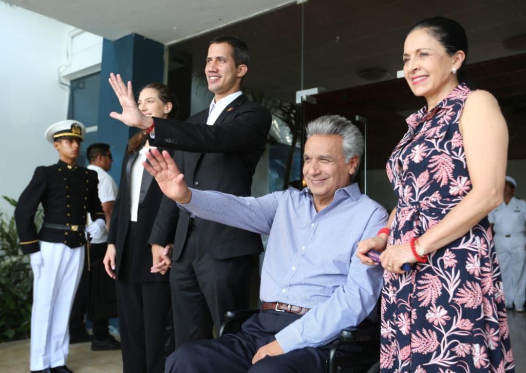 GobiernoVE's tweet photo. Presidente Encargado @jguaido junto a su esposa son recibidos por el Presidente del Ecuador, @Lenin Moreno y su esposa #RocíoDeMoreno. https://t.co/BoBy4AcMfP
