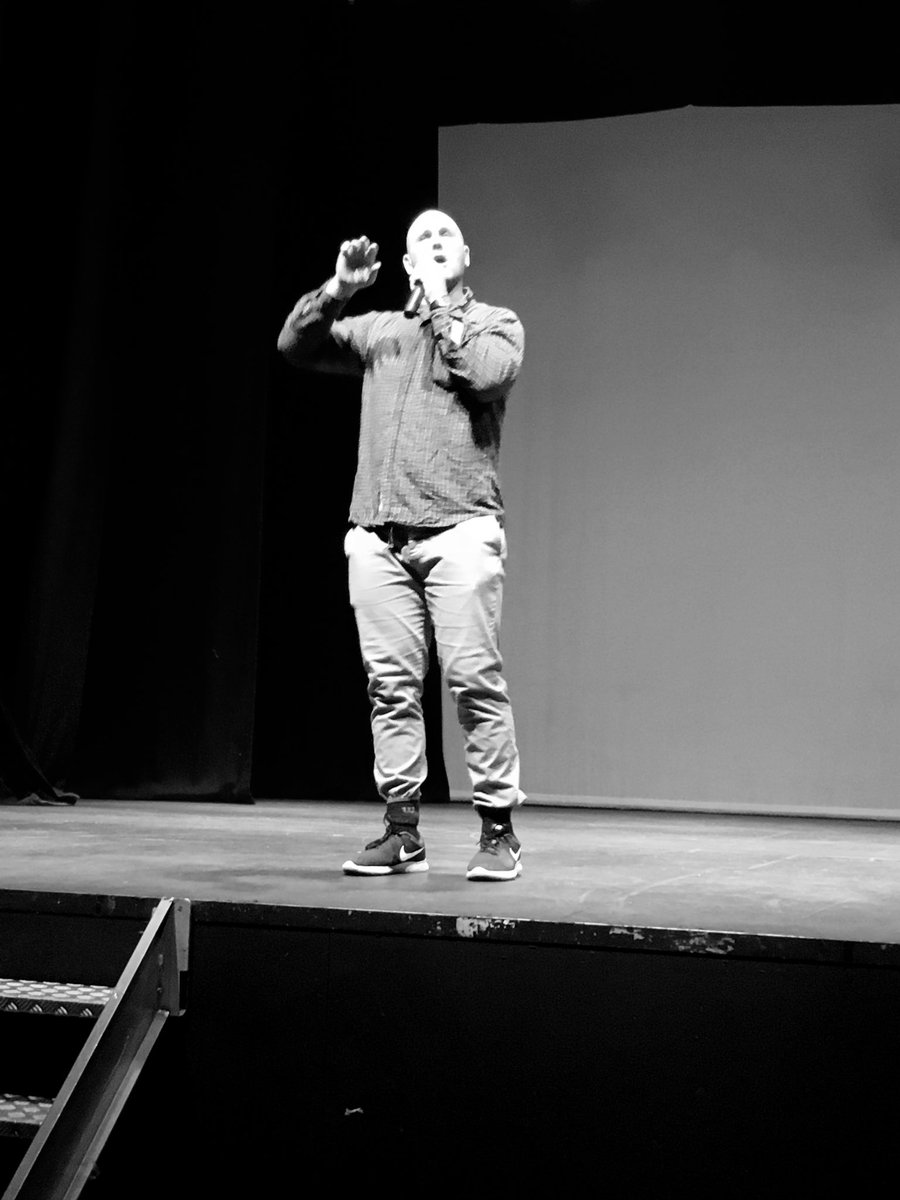gally7p's tweet photo. Fair play @RorysStories on your first night #goodshow #dundalk #greattogetout https://t.co/hkjMnTcm7A
