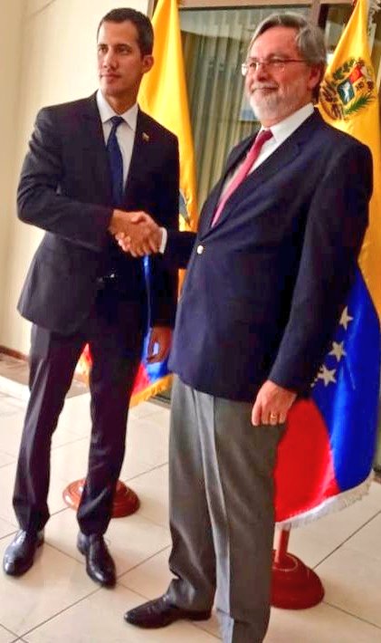 Acompaño al Presidente @Lenin Moreno en el encuentro con el Mandatario interino @JGuaido. Es necesaria y urgente una transición democrática en Venezuela. #JuntosPorVenezuela