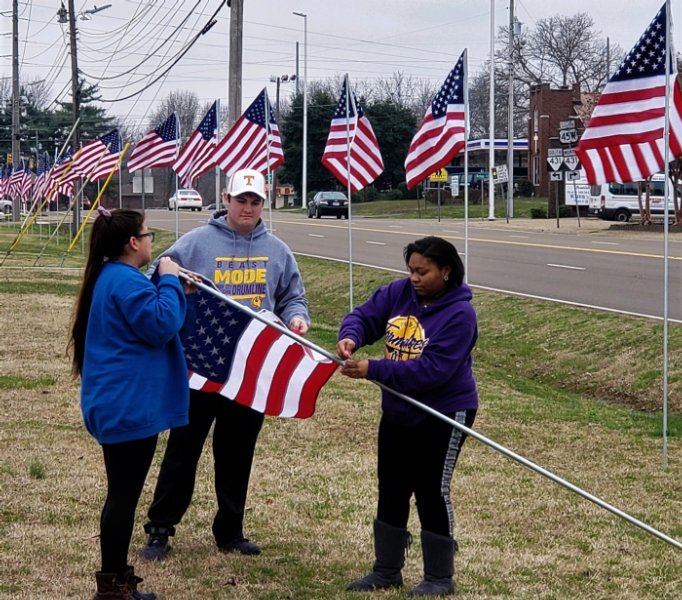 ucgoldentornado's tweet image. UC band program pays respects to Lannom with American flags - Funeral procession to pass... edne.tw/n556812