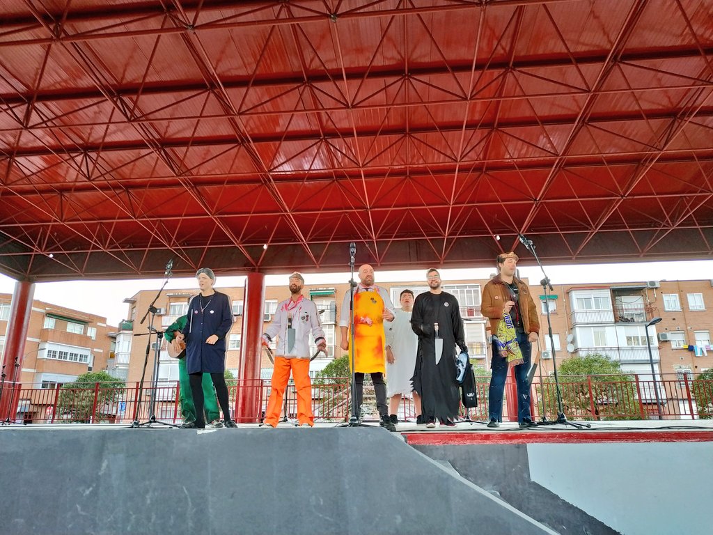 JMDvivallecas's tweet photo. 🎊Carnaval de Villa de Vallecas 2019🎉 chirigotas y chocolate en el Auditorio Municipal 'Las Trece Rosas'. ¡Vente! https://t.co/dM2FAZvCzF