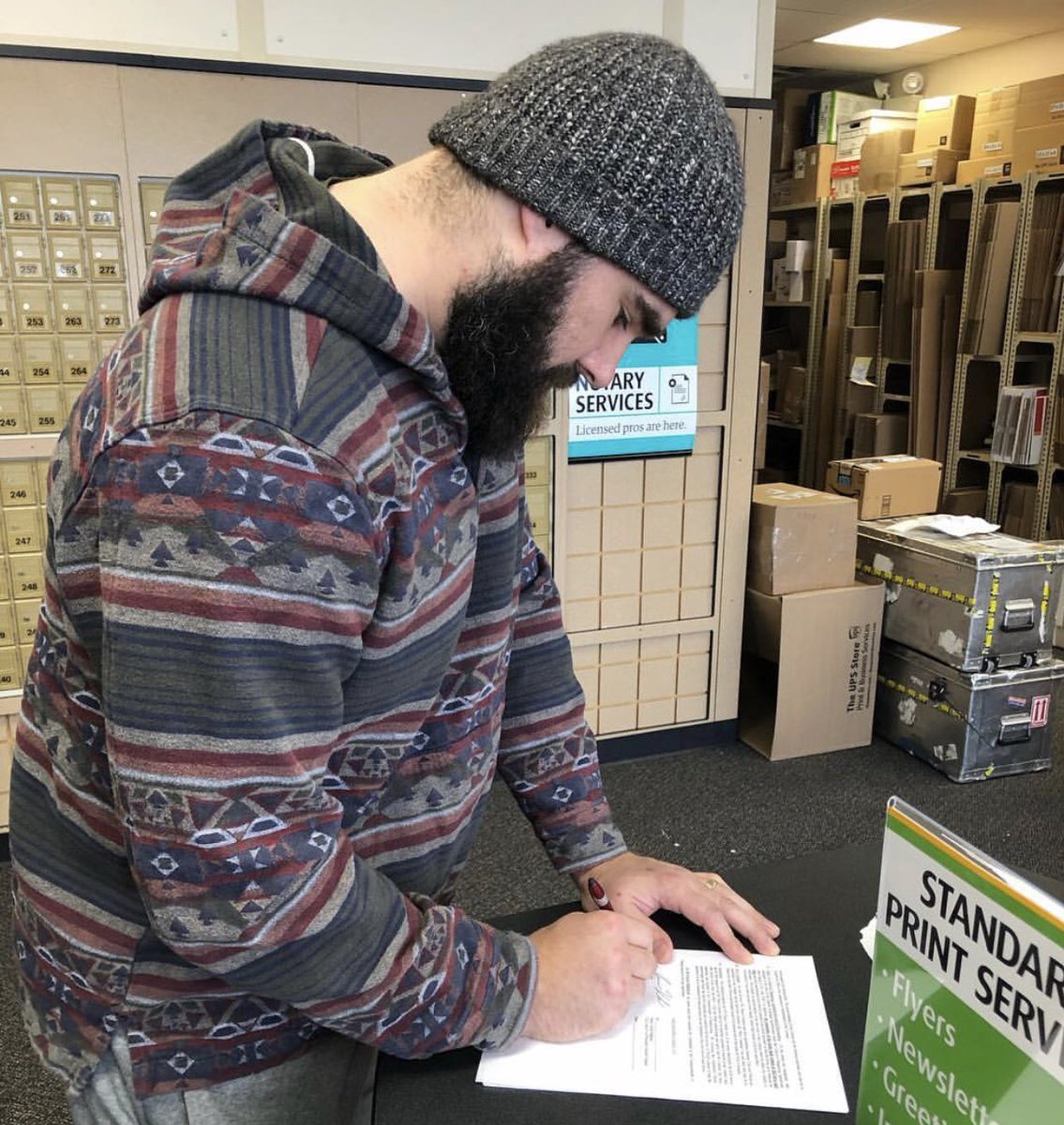 JClarkNBCS's tweet image. Jason Kelce is everyman. Or any of us when we were in college 

His wife says he didn’t have a scanner or printer in his house to sign his Eagles contract extension, so he did it at the UPS store! 🤣

#FlyEaglesFly 
📸 Kylie Kelce