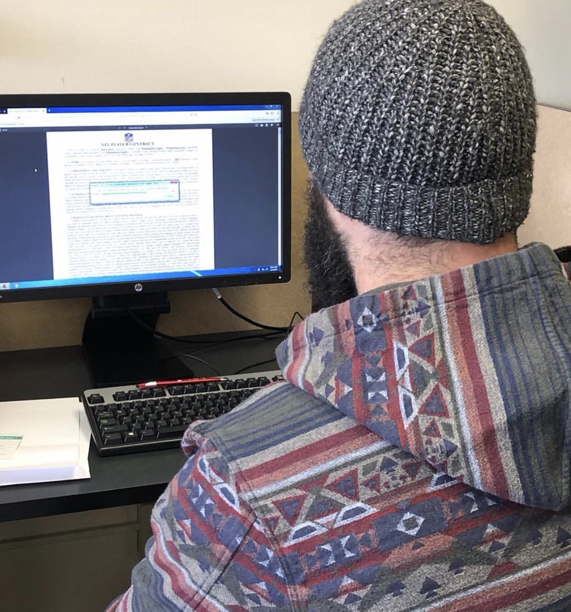 JClarkNBCS's tweet image. Jason Kelce is everyman. Or any of us when we were in college 

His wife says he didn’t have a scanner or printer in his house to sign his Eagles contract extension, so he did it at the UPS store! 🤣

#FlyEaglesFly 
📸 Kylie Kelce