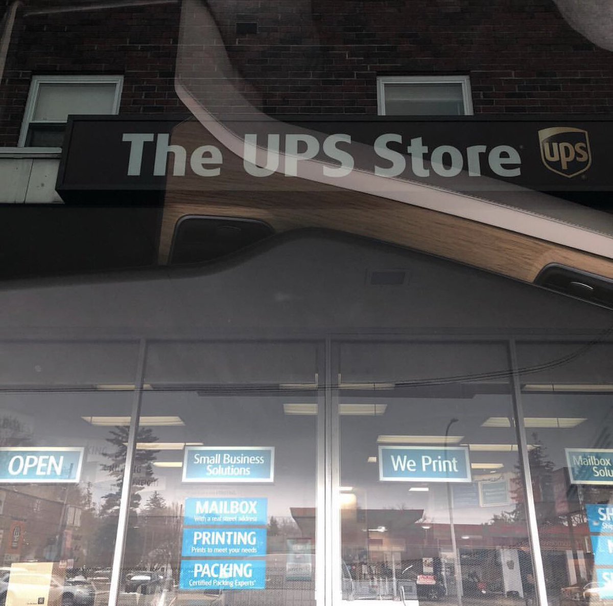 JClarkNBCS's tweet image. Jason Kelce is everyman. Or any of us when we were in college 

His wife says he didn’t have a scanner or printer in his house to sign his Eagles contract extension, so he did it at the UPS store! 🤣

#FlyEaglesFly 
📸 Kylie Kelce